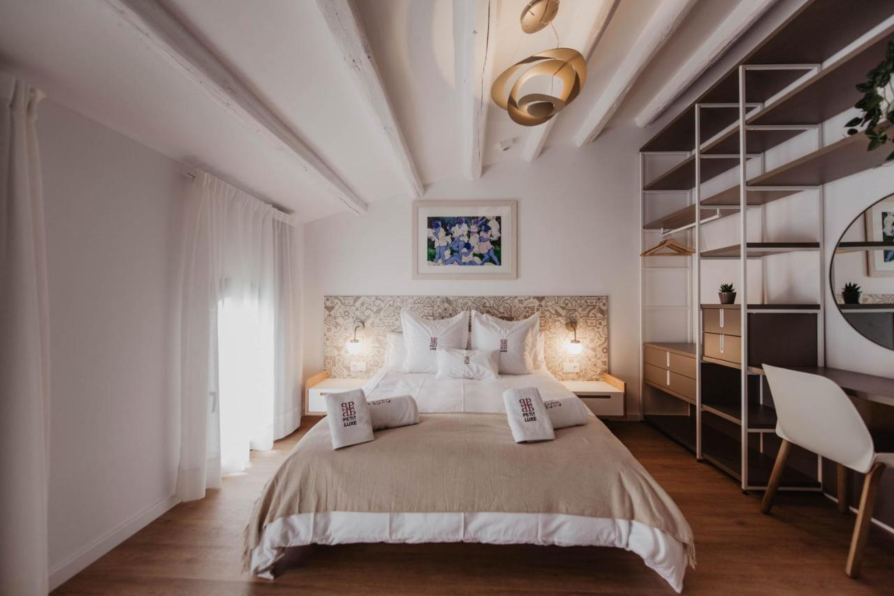 Petit Luxe Volta Bed & Breakfast Terrassa Dış mekan fotoğraf